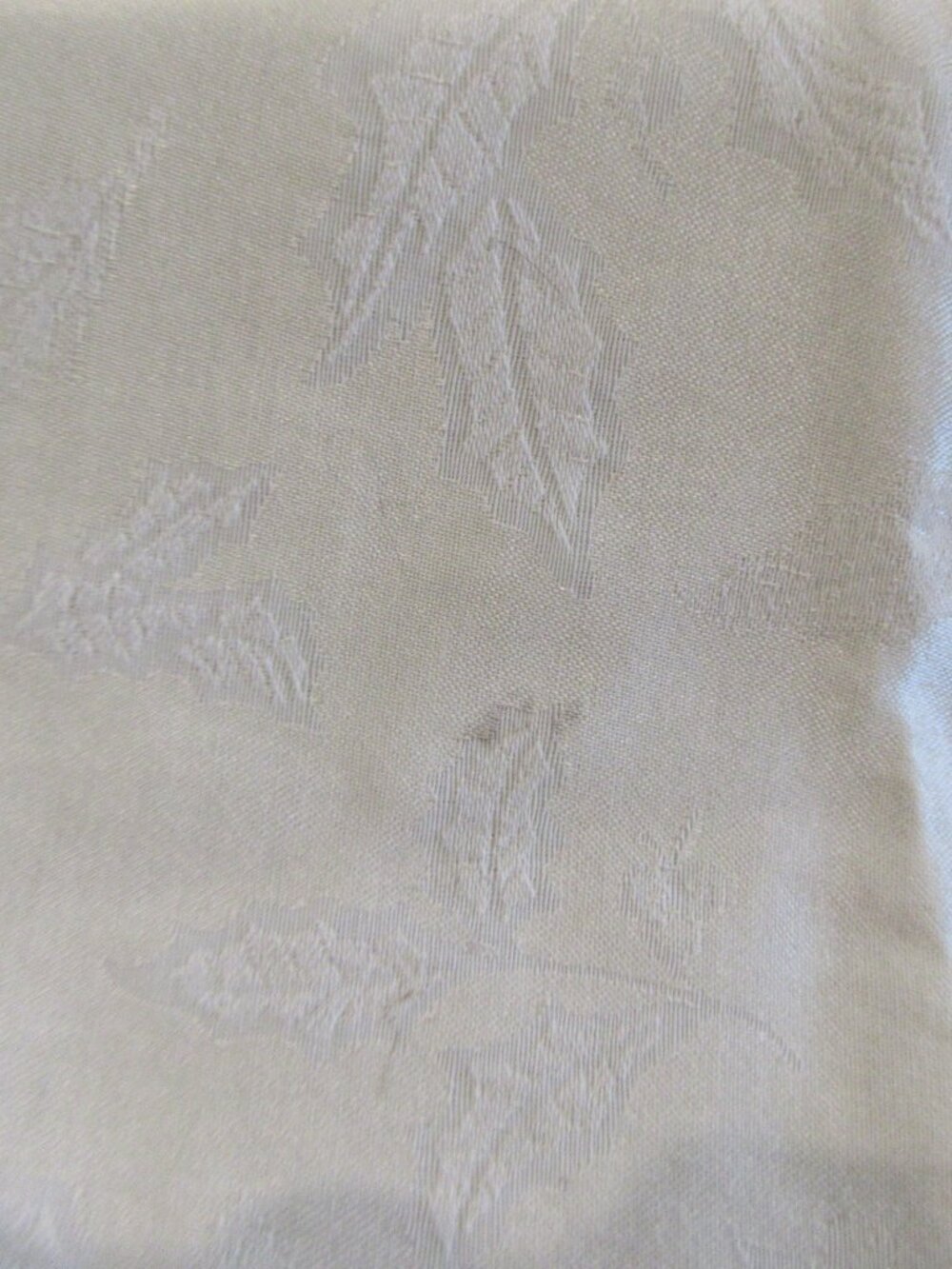 Christmas Round Table Cloth In nice shape - Picture 13 of 15